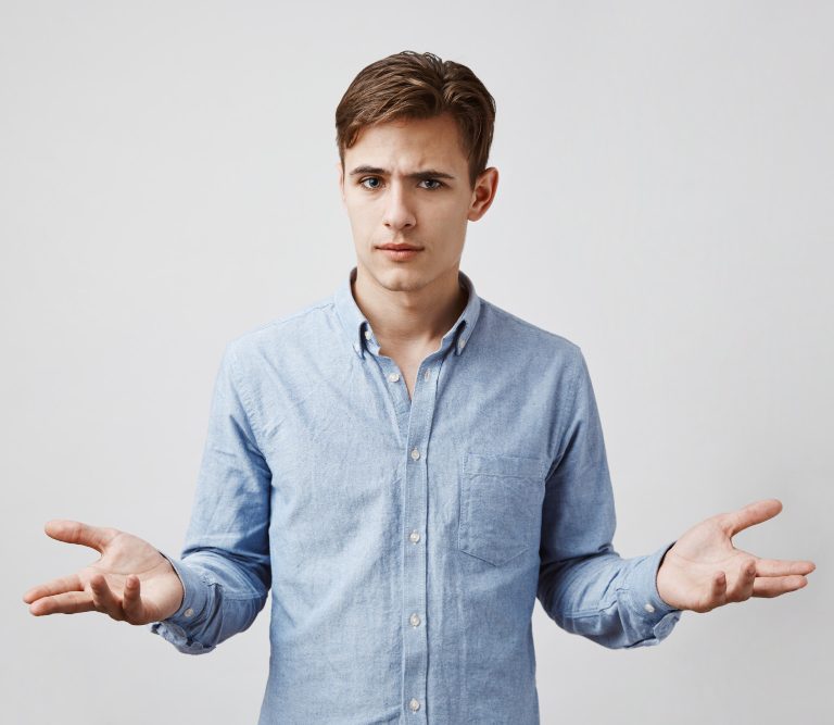 mężczyzna porównujący dwa rozwiązania