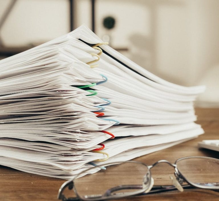 stos papierów związanych z mieszkaniem