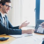 przedstawiciel skupu nieruchomości tłumaczy zalety skorzystania ze skupu