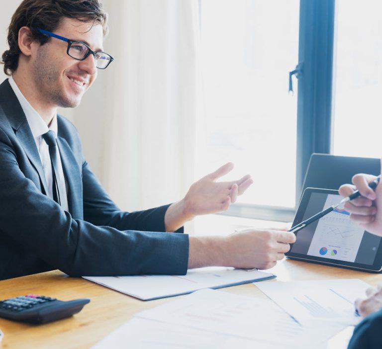 przedstawiciel skupu nieruchomości tłumaczy zalety skorzystania ze skupu