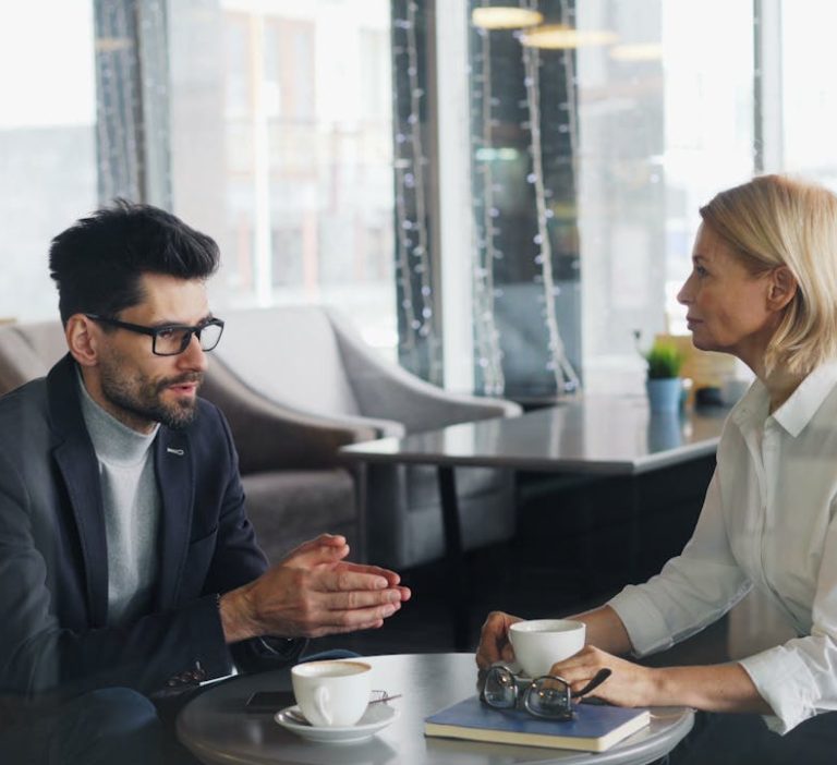 sprzedający i kupujący podczas rozmowy o mieszkaniu