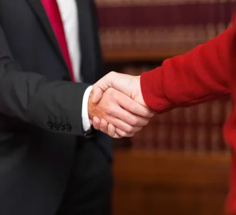 sprzedaż mieszkania z komornikiem